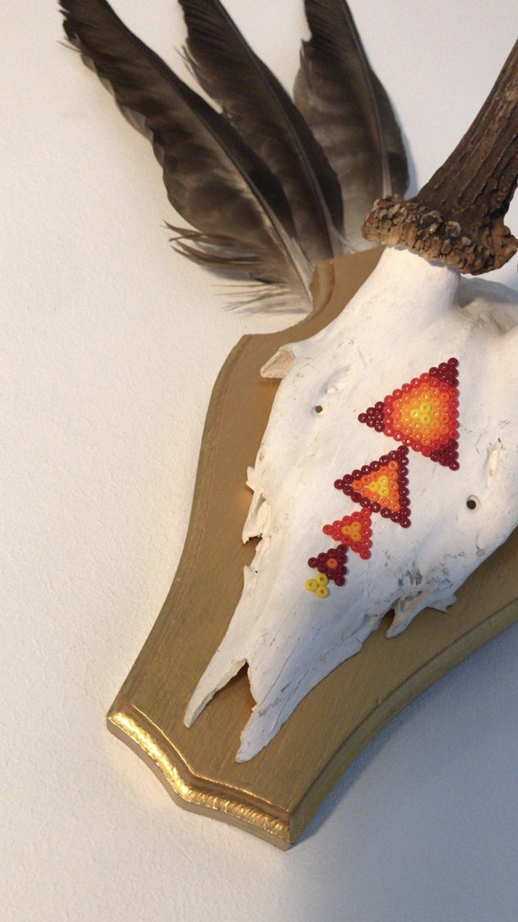 mlam crâne plumes perles